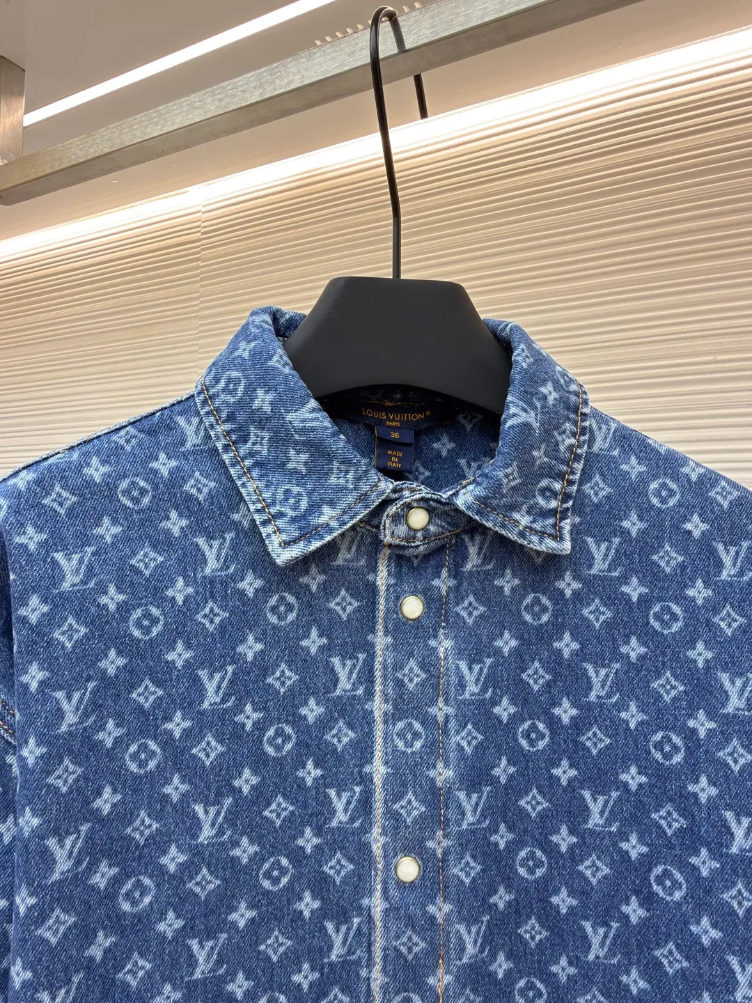 LOUIS VUITTON full-print denim jacket ●Original version: Purchased and developed for 15800 ●Item number: 1680795-B45 ●Material: denim fabric ●Technology: laser watering ●Version: fitted version ●Weight: about 685 grams ●Size: 34-36-38-40 ●Description: Customized blue shadow encrypted cotton classic pattern denim, as moist as cotton, comfortable and skin-friendly, indigo elegance With a retro charm and a modern sense of fashion, denim is used as the canvas, and the iconic Monogram pattern is laid out on it. Every inch of the warp and weft hides the glorious history and fashion heritage of Louis Vuitton. The tough lines of matching work shirts exude a sense of luxury from the inside out. No need to make a fuss, the aura is self-evident. The stunning work in the fashion feast is the laser burning process. The advanced process of using laser technology to carve patterns. Project the laser onto the surface of the material, causing the material to be locally heated and melted. The LV logo pattern can be formed to accurately control the position and shape. The double process of washing and light frying is to desize and wash the denim material first, and then perform sand washing to produce a fading effect. The denim jacket is fried through special chemical treatment to give a special contrasting color effect. Prioritize the spray horse slide and then rub it by hand to create a gradient effect. Use a spray gun to accurately spray the reagent solution to the designated position according to the design requirements. Let the reagent react chemically with the fabric to form a gradual gradient effect, and finally boil it to solidify the color. The overall wiring is straight and delicate, the fabric is comfortable and soft, and the color is consistent without color difference. It can be matched with the same style to create a fashionable look for various occasions. Customized accessories, complete with three standards, same style for men and women!